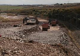 Maquinaria en las obras de la terminal ferroviaria del puerto seco.