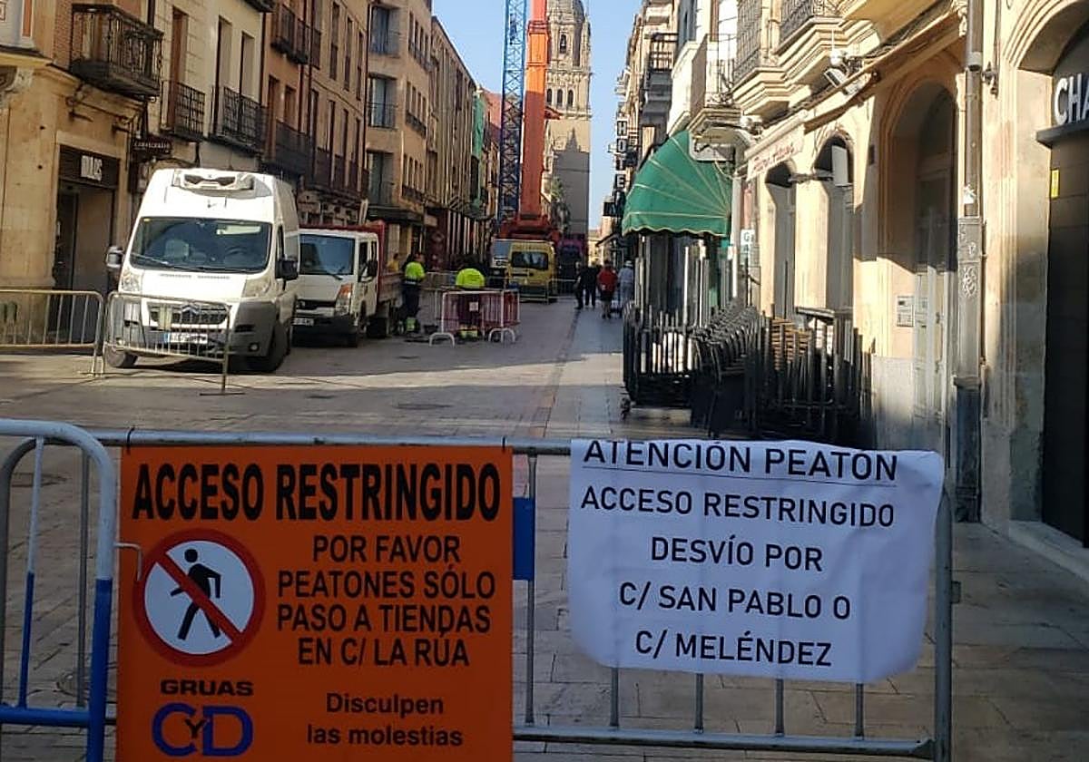 Rúa Mayor de Salamanca cortada por obras.