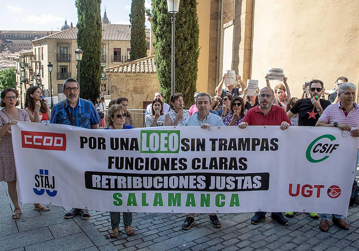 Funcionarios de justicia protestando ante la sede del PSOE de Salamanca.