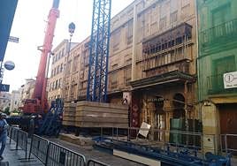 La grúa instalada este jueves en la Rúa.