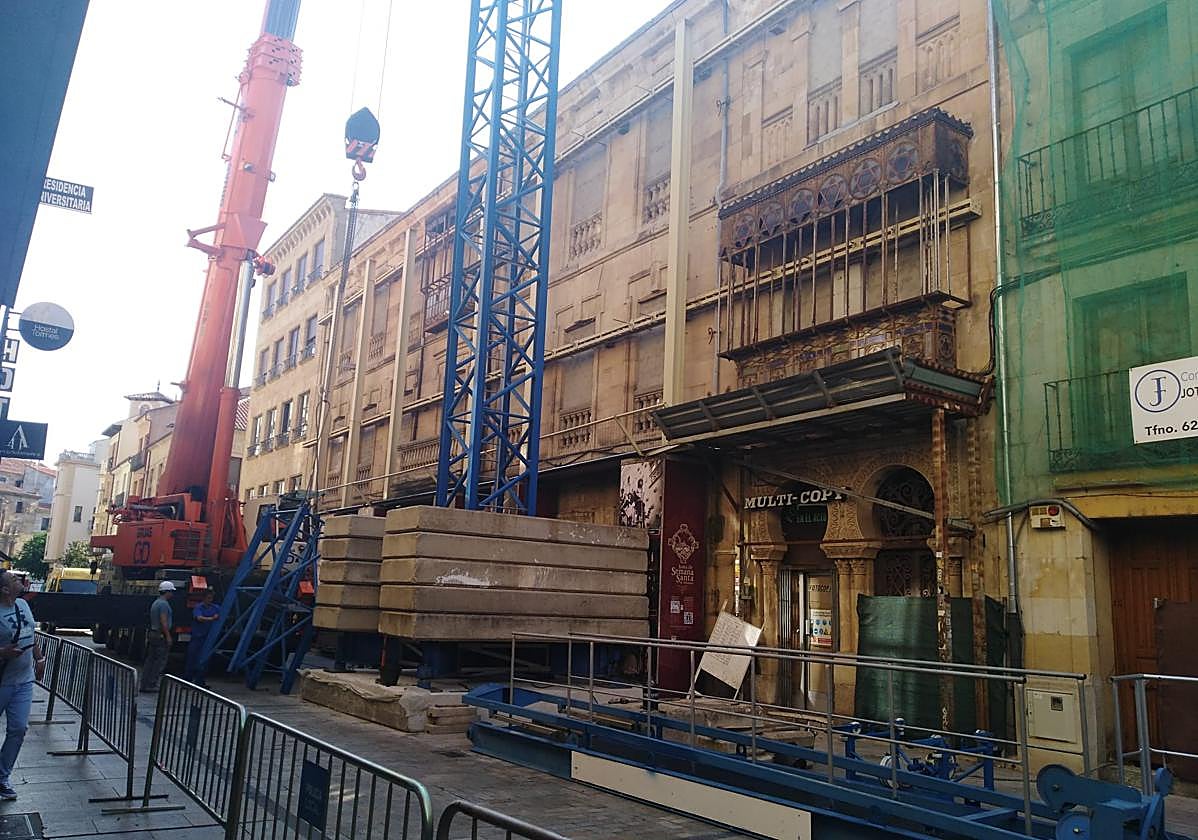 La grúa instalada este jueves en la Rúa.