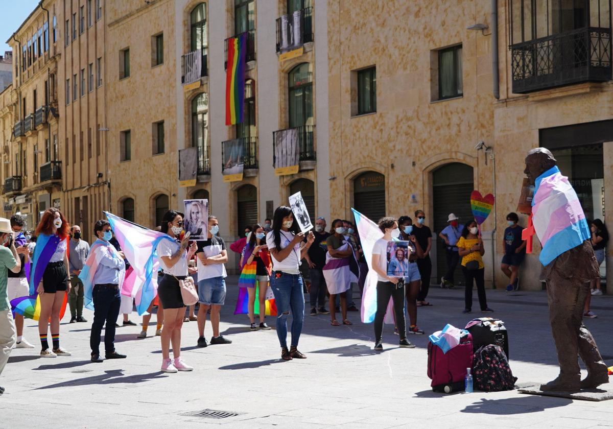 Concentración en la Plaza del Liceo por el Día Internacional del Orgullo LGTBI+.