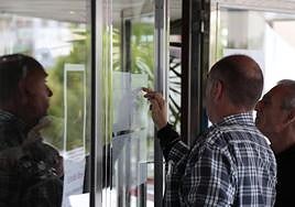 Un votante consulta el listado de mesas.