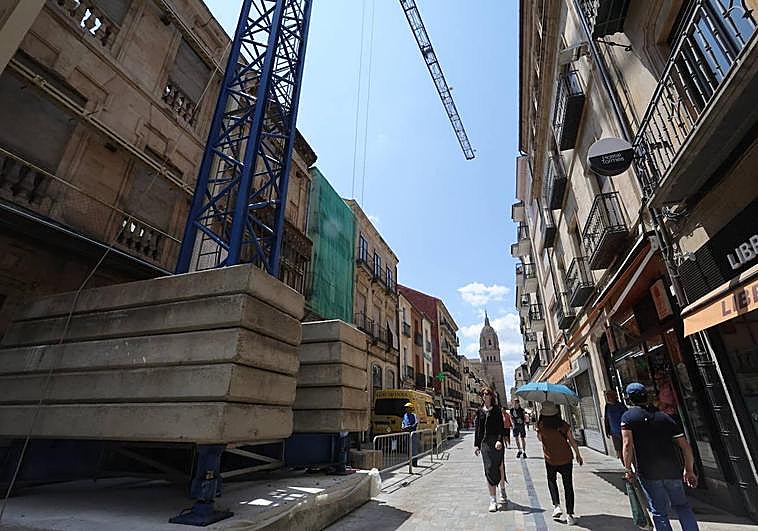 La grúa de obra que ocupará parte de la Rúa hasta final de año.