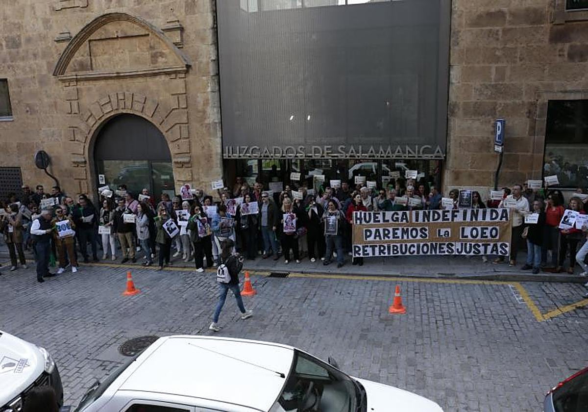 Protesta a las puertas del edificio de los juzgados en la Plaza de Colón de Salamanca.