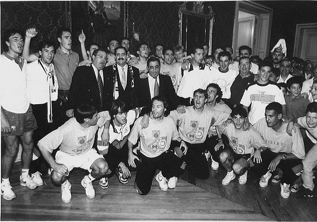 Jugadores, técnicos y directivos de la UD Salamanca celebran el ascenso en el Ayuntamiento de Salamanca tras el 0-5 en Albacete.