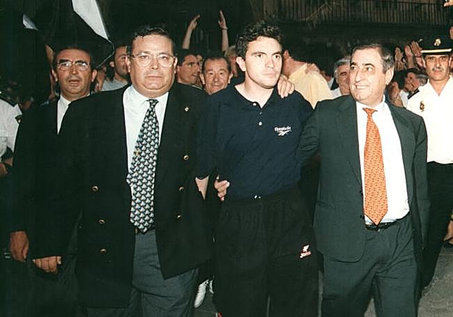 Del Arco, Lillo e Hidalgo, llegando muy serios a una Plaza Mayor abarrotada de seguidores de la UD Salamanca.
