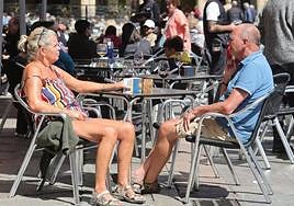 Dos turistas, en una terraza de la Plaza Mayor de Salamanca.