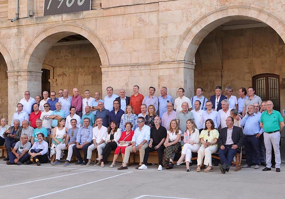 Reencuentro de alumnos en el colegio Maestro Ávila.