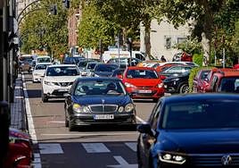 Circulación de coches en una calle salmantina.