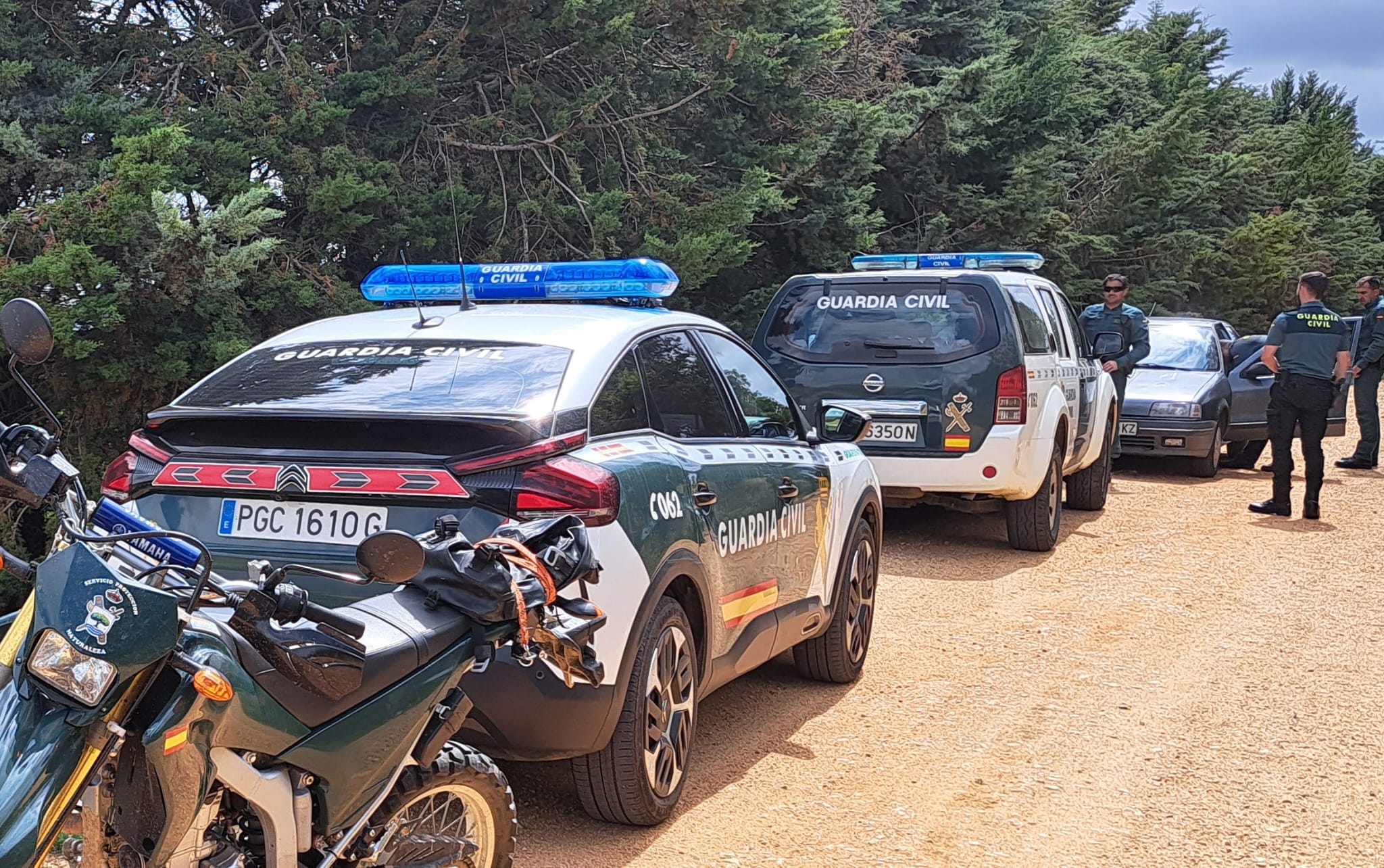 Trasladan a Salamanca a una mujer hallada inconsciente junto a su coche en Fuentesaúco