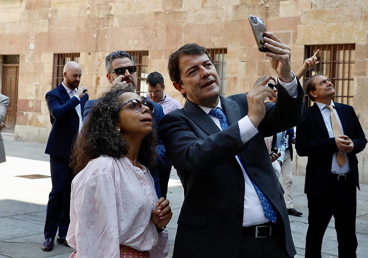 Alfonso Fernández Mañueco, presidente de la Junta de Castilla y León, junto a Julissa Reynoso, embajadora de Estados Unidos.