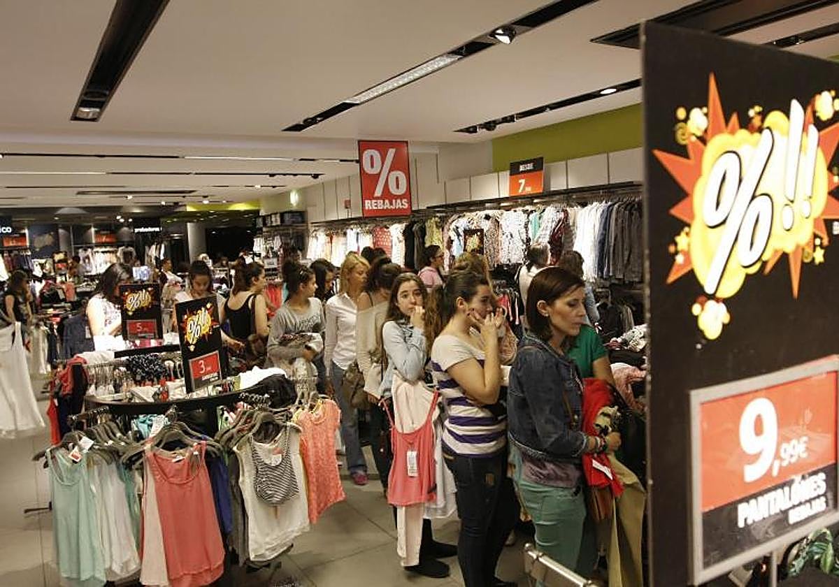 Colas en un establecimiento salmantino con rebajas.