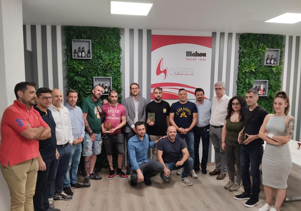 Foto de familia con los premiados.