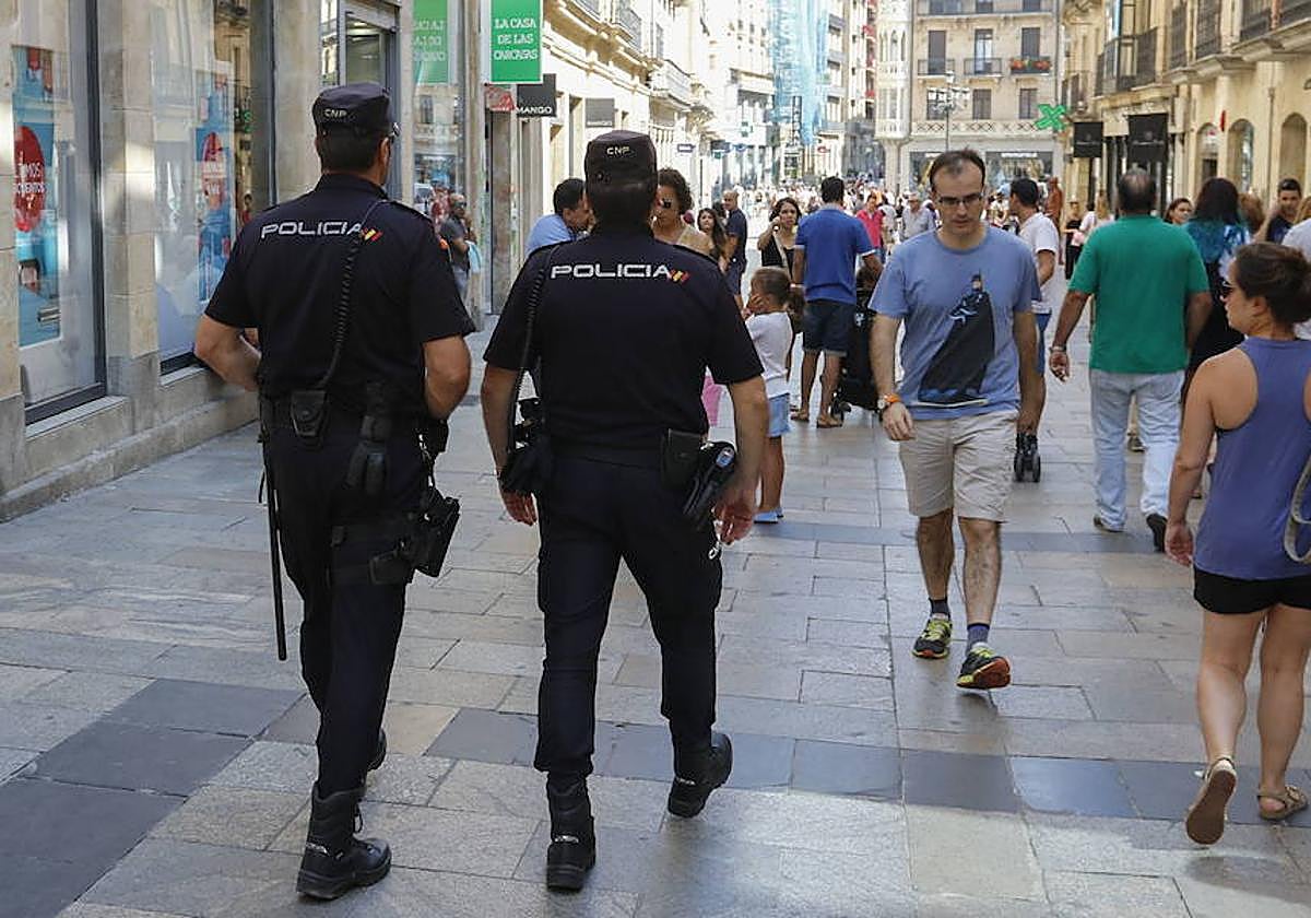 Agentes policiales en una calle de Salamnca.