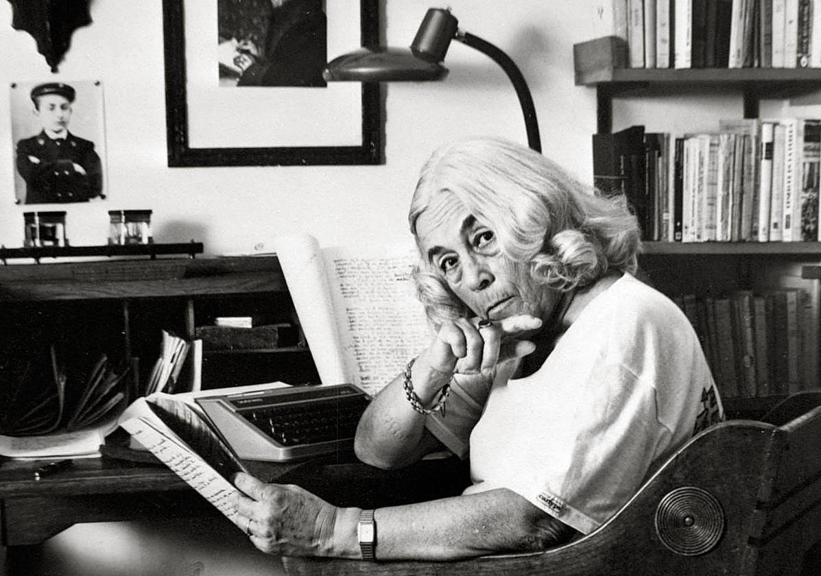 La escritora, en su casa de Villalba.