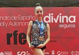 La salmantina Carla Yánez posando con los trofeos conseguidos en el Campeonato de España individual y autonomías de gimnasia rítmica.