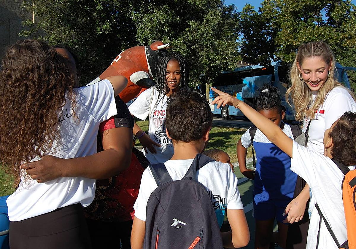 Salida de niños y niñas al campamento de San Martín del Castañar.