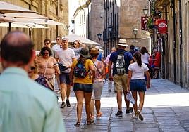 Turistas y viandantes en un día de verano en Salamanca.