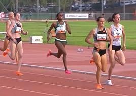 Lorena Martín, primera por la izquierda, en el esprint final de la prueba.