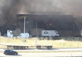 Un incendio calcina la nave de una empresa de embutidos en León