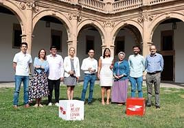 El grupo socialista en el claustro del Colegio Fonseca de la capital.