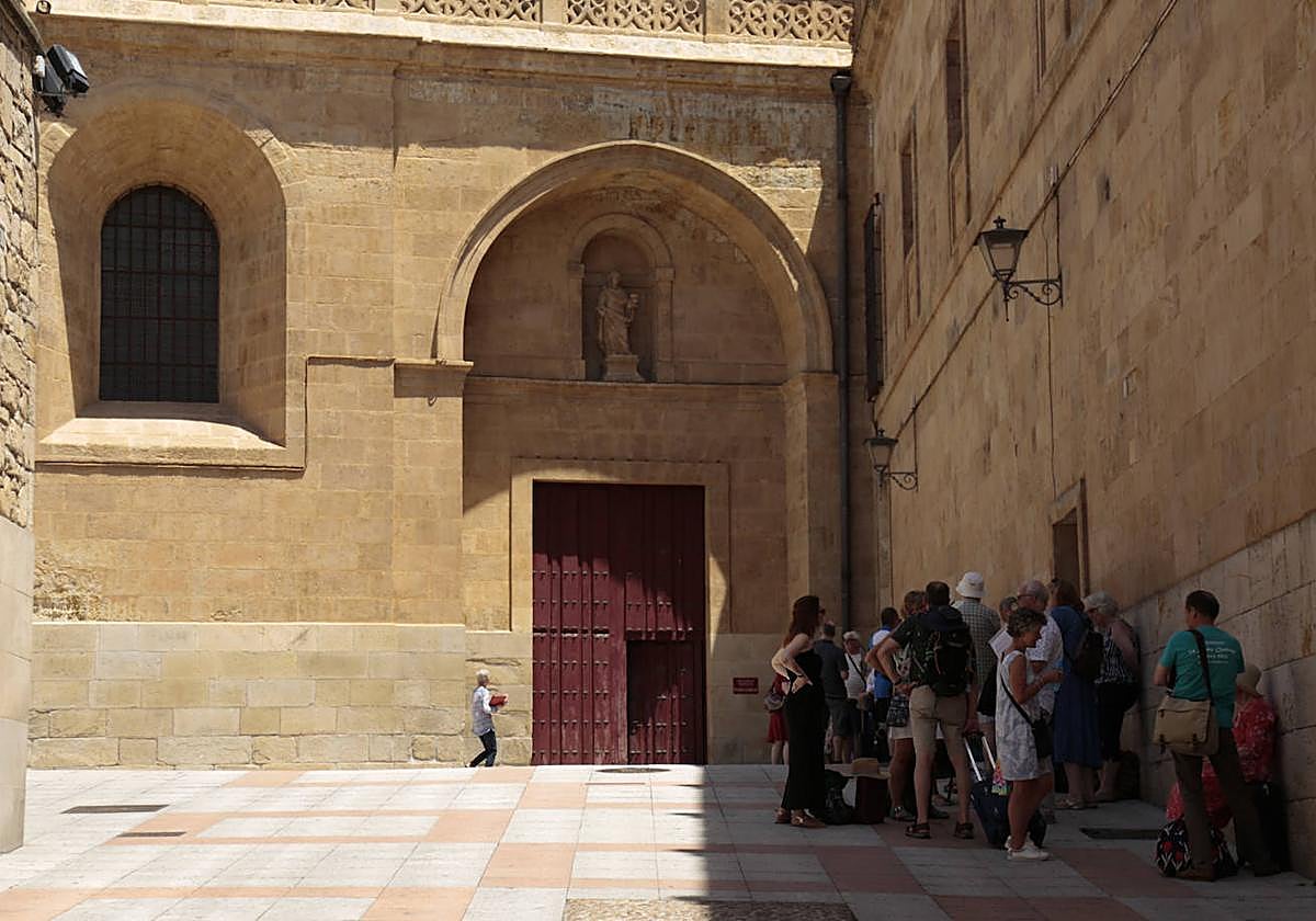 Un grupo de personas buscan la sombra en Salamanca.