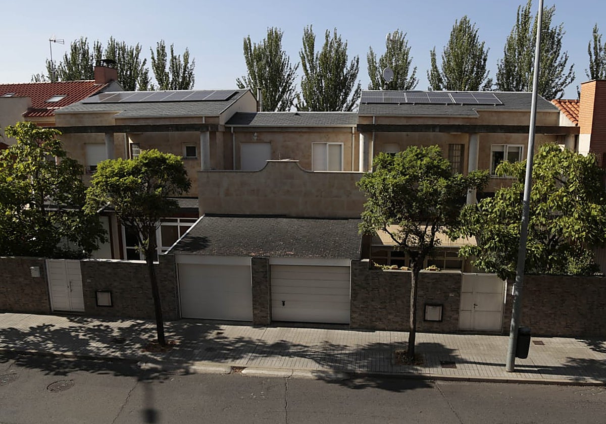 Las placas solares se han vuelto habituales en los tejados de Salas Bajas.