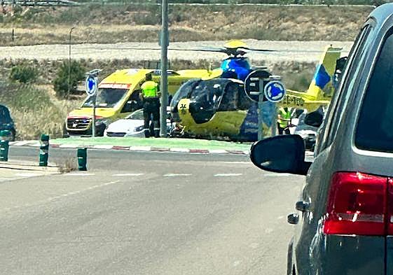 Vehículo accidentado y medios de emergencias en el lugar.