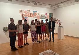 Algunos de los diecisiete artistas que participan en la exposición.