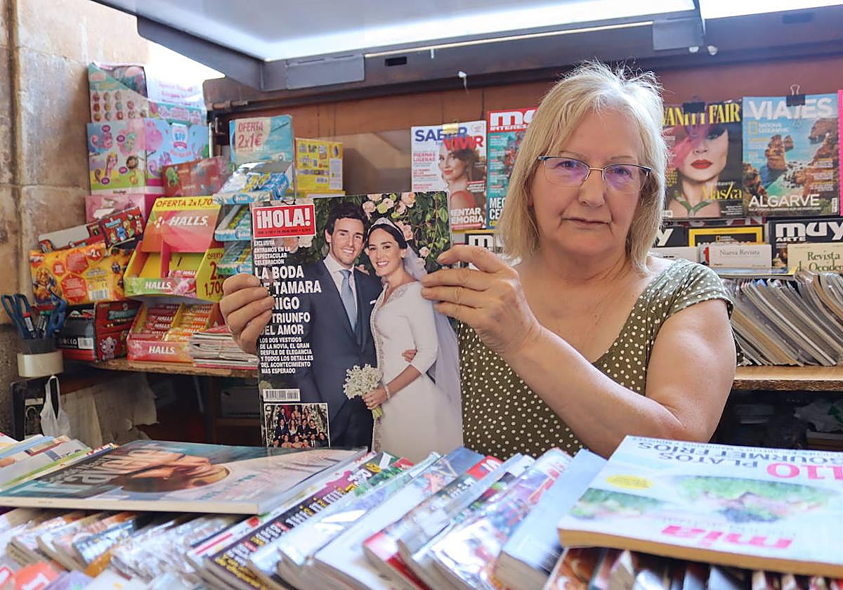 Dori Martín, quiosquera de la Plaza Mayor posando con un ejemplar de la revista 'Hola'.