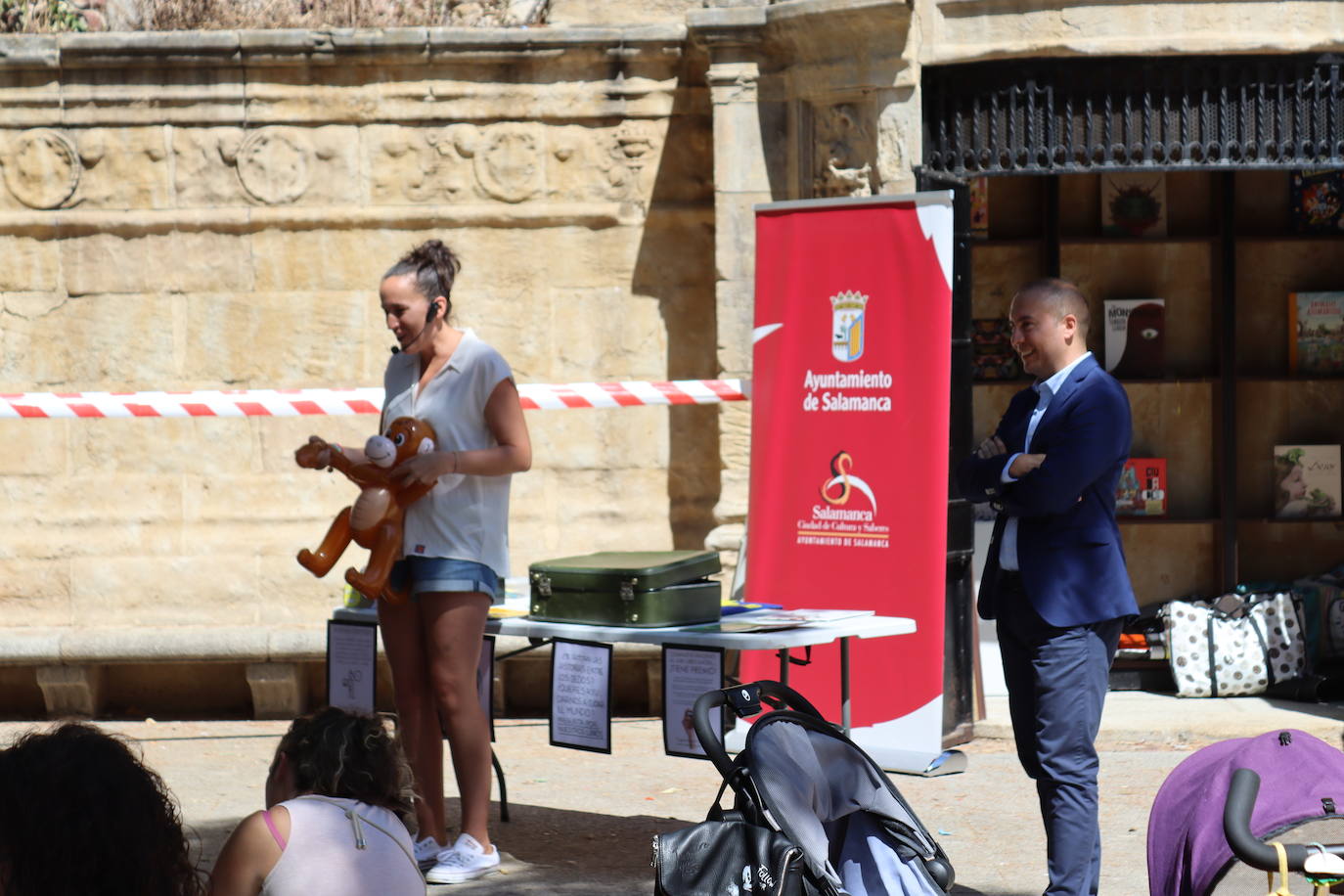 Una de las coordinadoras de 'Unpuntocurioso' junto con el concejal de Educación Luis Sánchez Arévalo durante una de las actividades de la mañana.