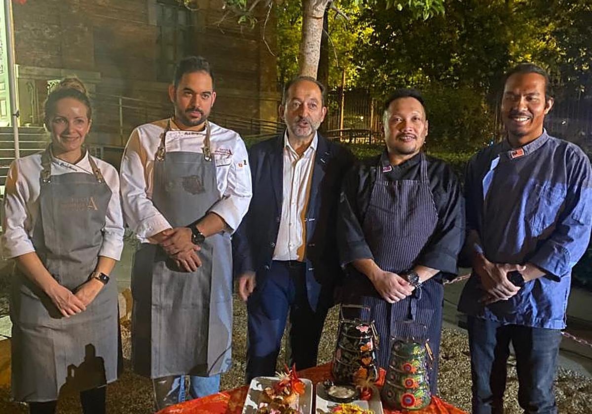 El director de la escuelade Hostelería junto al chef de la Escuela y el de la embajada de Malasia.