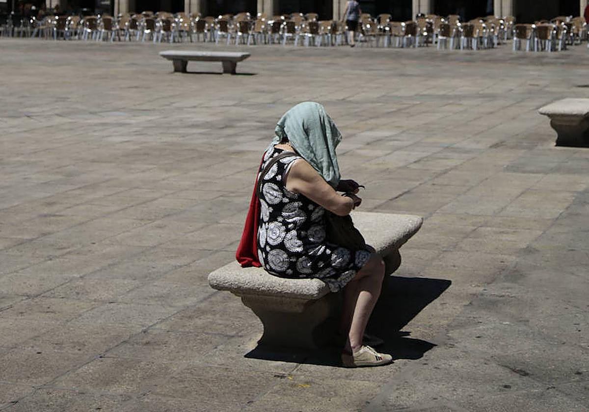 Una mujer, con la cabeza cubierta, en la Plaza Mayor de Salamanca.