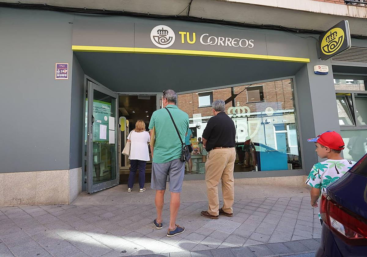 Colas en una oficina de Correos de Salamanca para entregar el voto postal.