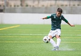 Cristóbal Gil desplazando un balón en un partido de la pasada campaña.