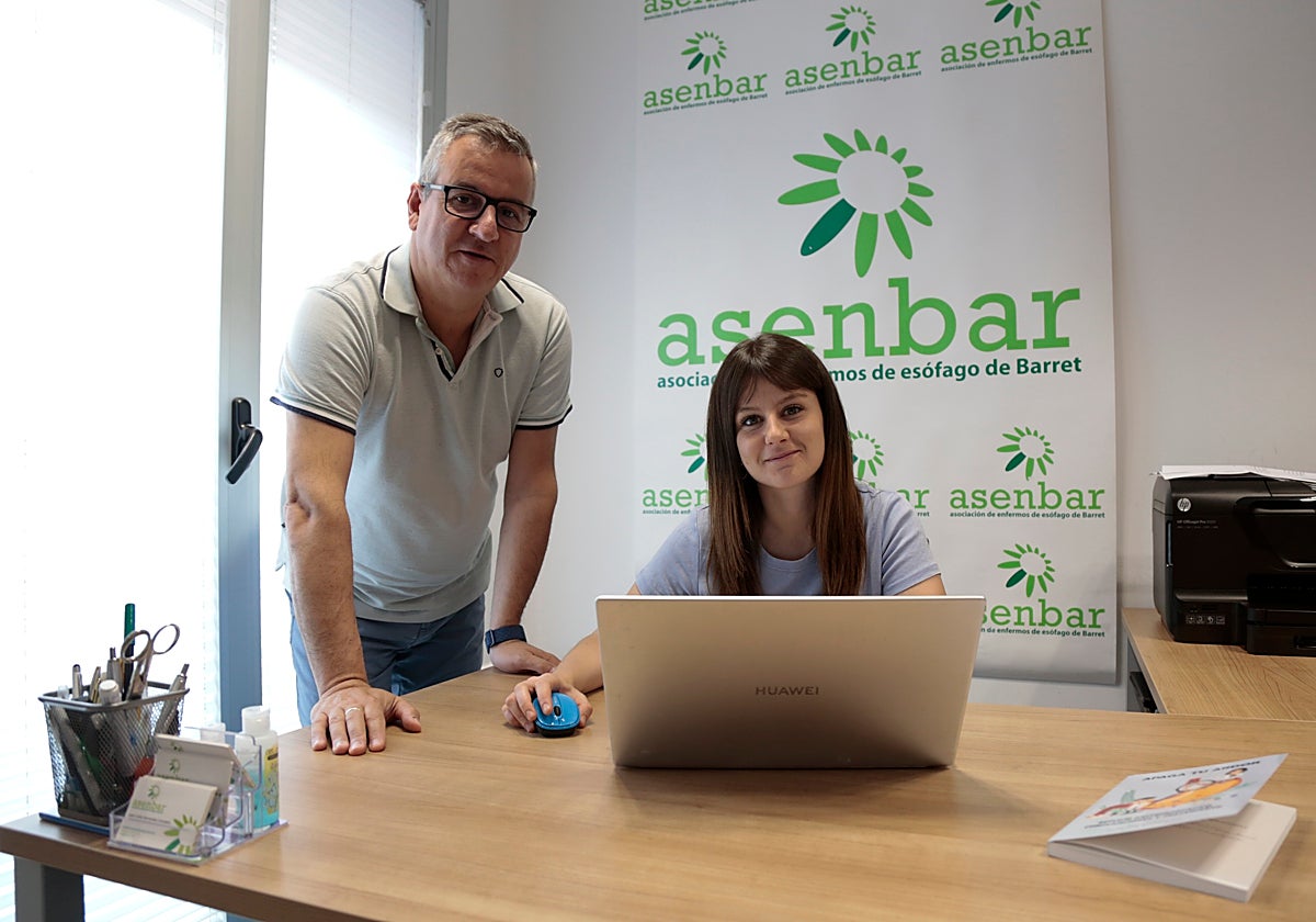 Juan Carlos, presidente y Susana, trabajadora social, en la sede de ASENBAR.