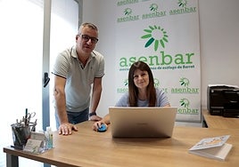Juan Carlos, presidente y Susana, trabajadora social, en la sede de ASENBAR.