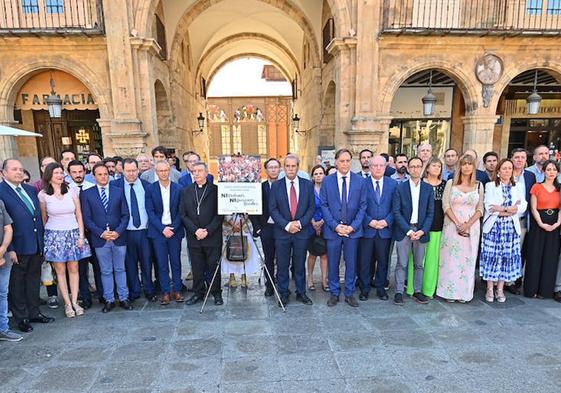 Diferentes autoridades presentes en el acto de homenaje a las víctimas del terrorismo.