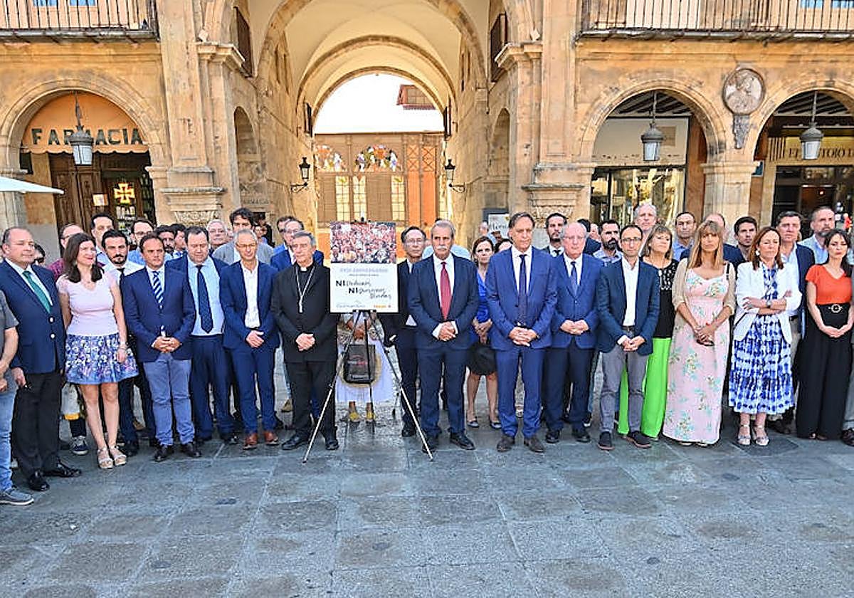 Diferentes autoridades presentes en el acto de homenaje a las víctimas del terrorismo.
