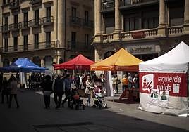 Varias carpas electorales en Salamanca durante las recientes elecciones municipales.