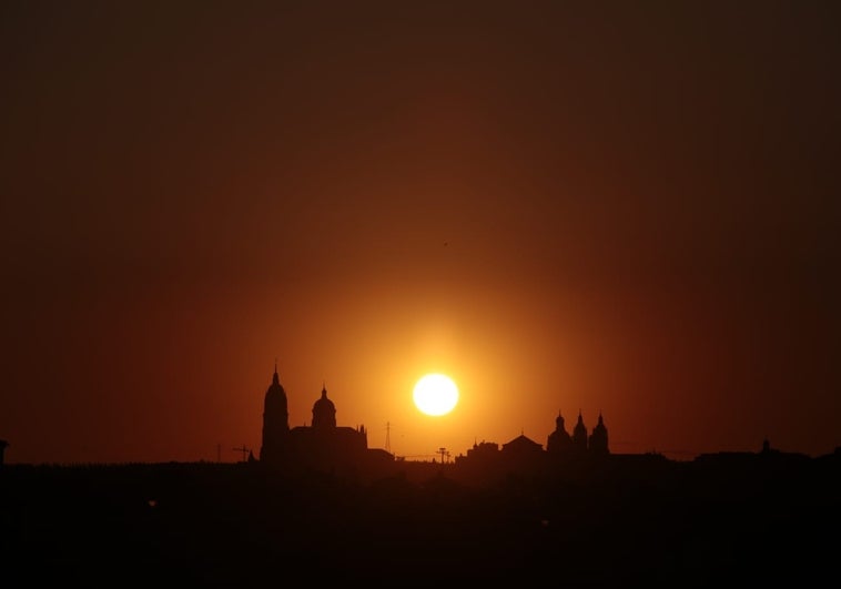 Salamanca es la protagonista de esta puesta de sol, vista desde Santa Marta.