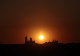 Salamanca es la protagonista de esta puesta de sol, vista desde Santa Marta.