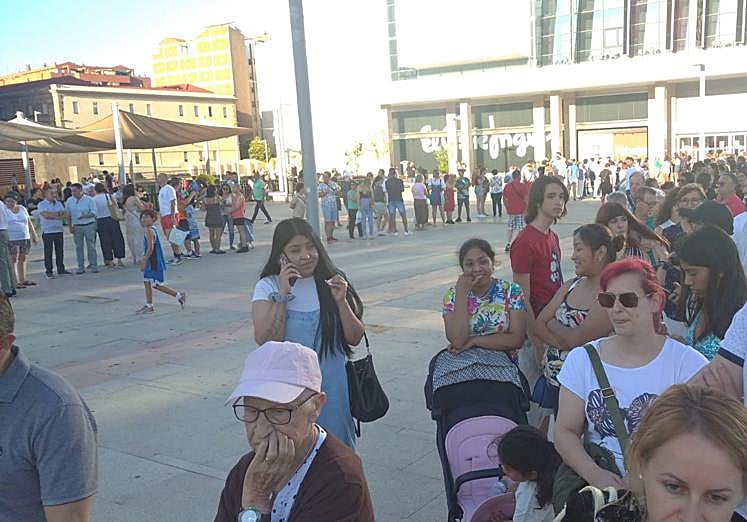 Imagen principal - Unión Por la Ganadería reparte 2.000 hamburguesas gratuitas y reivindicativas entre los salmantinos