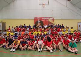 Foto de familia con los participantes en el campus