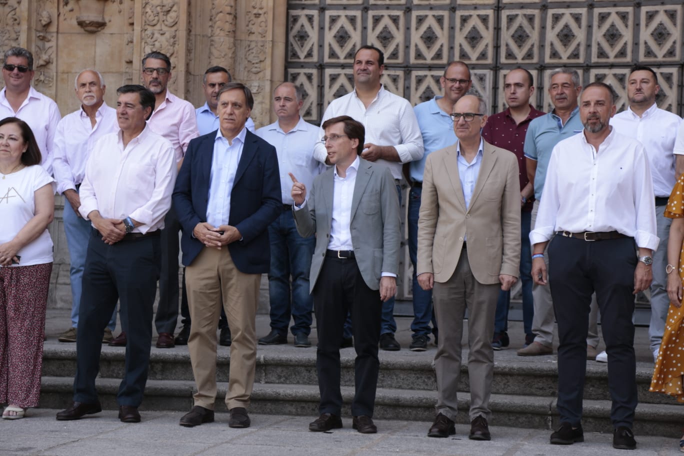 Almeida visita Salamanca y apuesta por su comunicación ferroviaria con Madrid