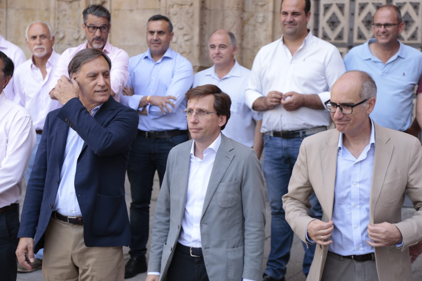 Almeida visita Salamanca y apuesta por su comunicación ferroviaria con Madrid