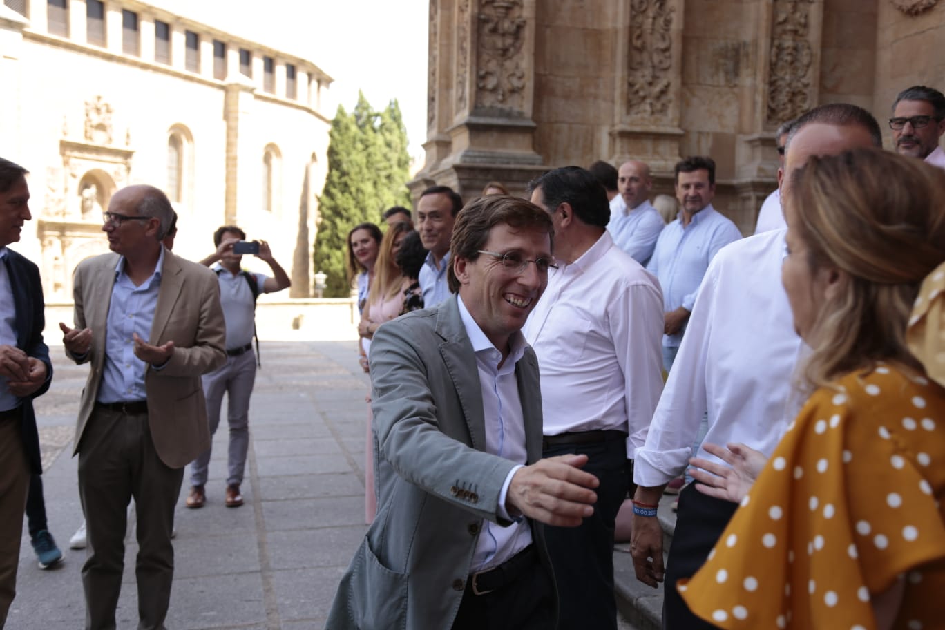Almeida visita Salamanca y apuesta por su comunicación ferroviaria con Madrid