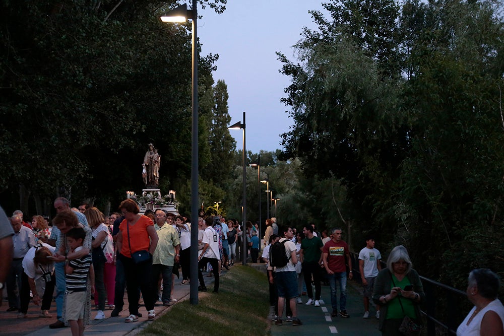 Devoción por la Virgen del Carmen junto al río