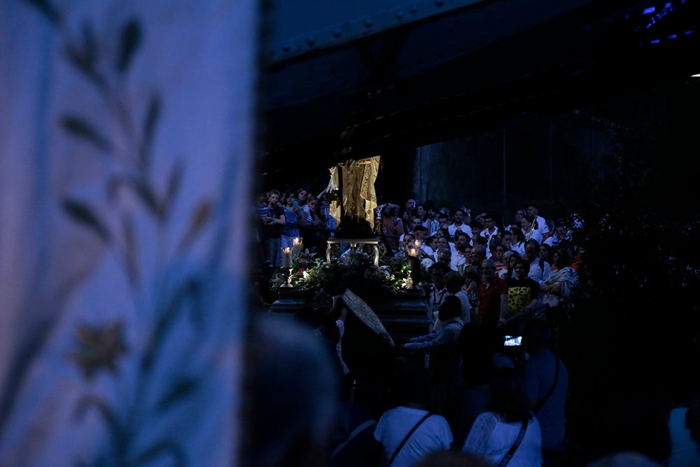 Devoción por la Virgen del Carmen junto al río